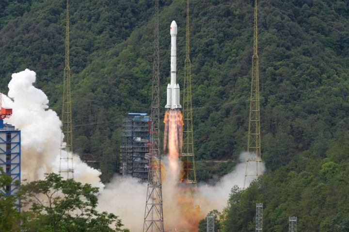 [시창=신화/뉴시스] 10일 중국 쓰촨성 시창위성발사센터에서 스카이넷 위성이 창정 3B 로켓에 실려 우주로 올라가고 있다. 2024.05.10 *재판매 및 DB 금지