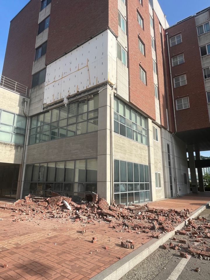 [천안=뉴시스] 충남 천안시 안서동 한 대학교 건물 외벽이 3m 아래로 떨어졌다. 사진=독자제공
