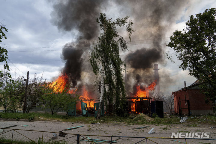 [보우찬스크=AP/뉴시스]러시아의 최근 하르키우 진격이 우크라이나 전쟁의 돌파구를 마련하기에는 역부족이라는 평가가 16일(현지시각) 나왔다. 사진은 지난 11일 우크라이나 하르키우주 보우찬스크 마을의 가옥이 러시아군의 공습으로 불타는 모습. 2024.05.17.
