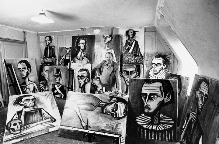 Bernard Buffet devant ses autoportraits rassembles dans son atelier, Saint-Crespin 1981. *재판매 및 DB 금지