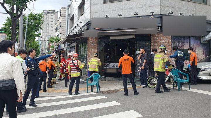[서울=뉴시스] 서울 은평구 대조동의 한 식당으로 차량 한대가 돌진해 출입문 등이 파손되는 사고가 발생했다. 사진은 사고 현장 모습.(사진=독자 제공) 2024.05.11. photo@newsis.com *재판매 및 DB 금지