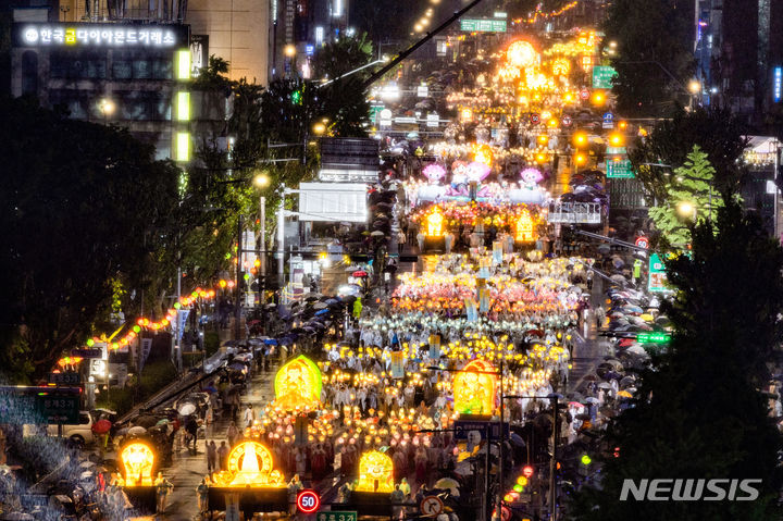 [서울=뉴시스] 김명년 기자 = 부처님오신날을 앞둔 11일 오후 서울 종로 일대에서 연등 행렬이 이어지고 있다. 2024.05.11. kmn@newsis.com