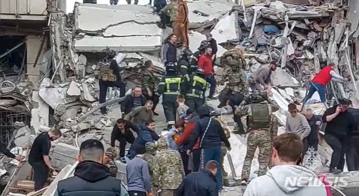 [벨고로드=AP/뉴시스] 12일(현지시각) 러시아 벨고로드의 아파트 붕괴 현장에서 러시아 응급구조대가 작업하고 있다. 현지 당국은 우크라이나군의 드론과 미사일 공격으로 10층 아파트 일부가 무너져 최소 8명이 숨지고 20명이 다쳤다고 밝혔다. 2024.05.13.