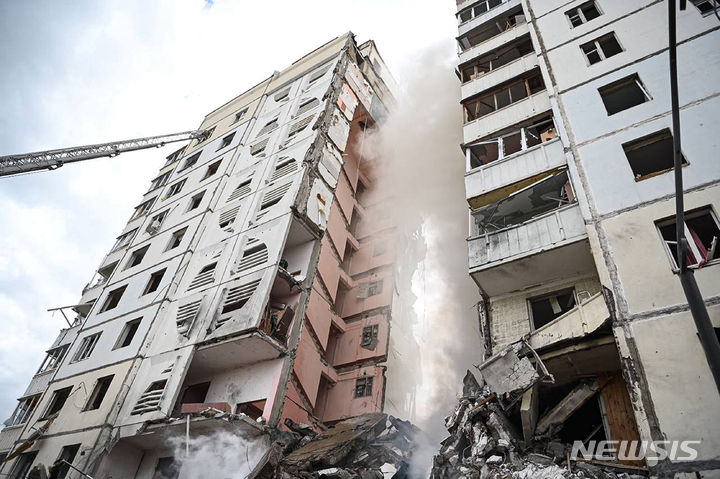 [벨고로드=AP/뉴시스] 우크라이나 접경 러시아 벨고로드에서 우크라이나군 미사일 공격으로 10층 규모 아파트가 일부 붕괴된 모습. 사진은 뱌체슬라프 글래드코프 벨고로드 주지사 제공. 2024.05.13.