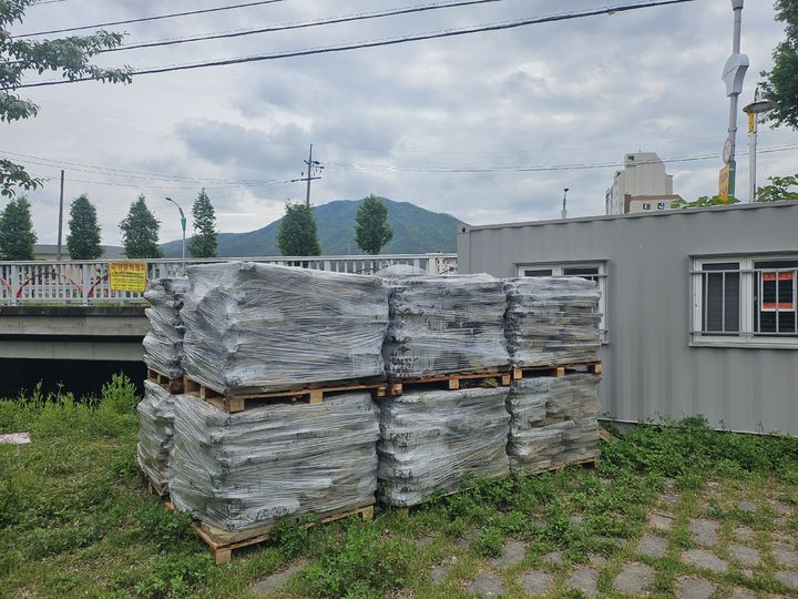 [양산=뉴시스] 오리소공원 디딤석 철거 후 적재. (사진=양산시 제공) 2024.05.15. photo@newsis.com *재판매 및 DB 금지