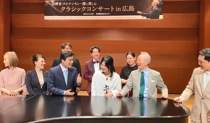 일본에서 '피스 뮤직 페스티벌 인 재팬' 페스티벌을 개최한 지휘자 금난새(오른쪽 2번째)가 공연을 마치고 담소를 나누며 환하게 웃고 있다. *재판매 및 DB 금지