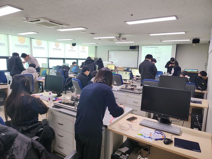 [천안=뉴시스] 2023년 한국기술교육대학교 마이스터고 재학생 대상 산업 현장 맞춤형 교육과정’ 운영 사진. 사진=한국기술교육대 제공 *재판매 및 DB 금지