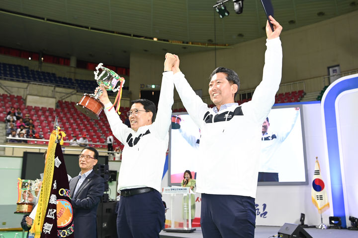 김장호(오른쪽) 시장이 손을 들어 우승의 기쁨을 만끽하고 있다 (사진=구미시 제공) *재판매 및 DB 금지