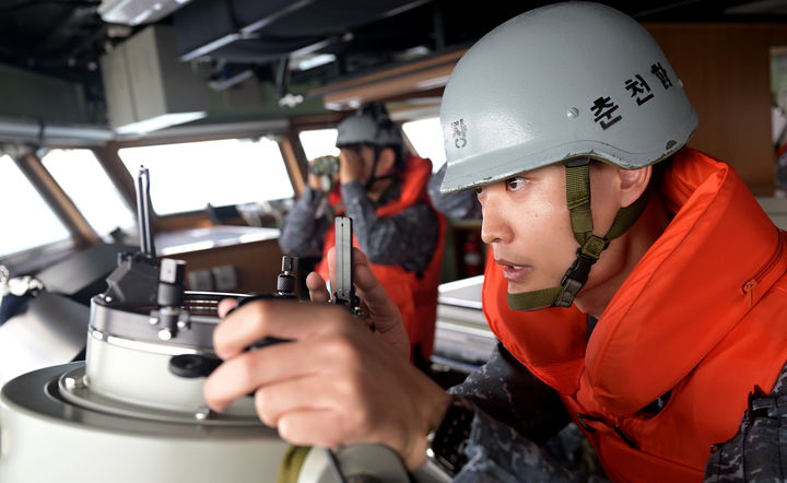 [서울=뉴시스] 해군은 지난 10일 육군·공군과 함께 동해 해상에서 합동 해상 전투탄 실사격 훈련을 성공적으로 완수했다고 13일 밝혔다. 춘천함(FFG-II) 승조원들이 유도탄 대응 기동 및 가상의 적 유도탄을 탐지 및 식별하고 있다. (사진=해군 제공) 2024.05.13. photo@newsis.com *재판매 및 DB 금지