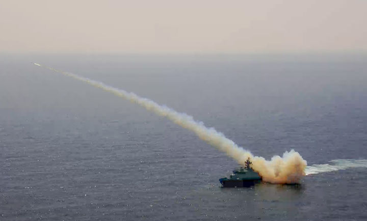 [서울=뉴시스] 해군은 지난 10일 육군·공군과 함께 동해 해상에서 합동 해상 전투탄 실사격 훈련을 성공적으로 완수했다고 13일 밝혔다. 홍대선함(PKG)이 적 수상함의 해상도발 상황을 가정해 해성-I 함대함유도탄을 발사하고 있다. (사진=해군 제공) 2024.05.13. photo@newsis.com *재판매 및 DB 금지