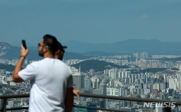 [서울=뉴시스] 고범준 기자 = 서울 남산에서 관광객들이 여유로운 시간을 보내고 있다. 2024.05.13. bjko@newsis.com