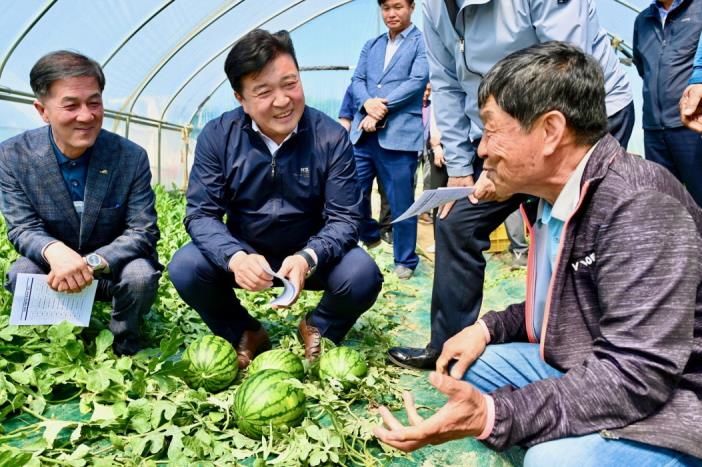 [예산=뉴시스] 최재구 예산군수가 애플수박 출하현장에서 생산농업인들과 대화를 나누고 있다. *재판매 및 DB 금지