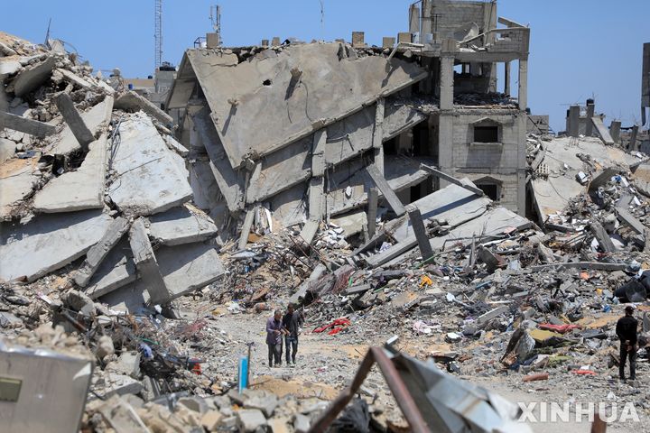 [가자지구=신화/뉴시스] 13일(현지시각) 가자지구 남부 칸유니스의 건물이 이스라엘의 공습으로 파괴돼 있다. 2024.05.26.