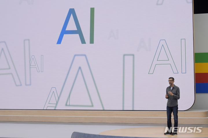 [마운틴뷰=AP/뉴시스]순다르 피차이 구글 최고경영자(CEO)가 14일(현지시각) 미국 캘리포니아 마운틴뷰에서 진행된 연례 개발자 회의 '구글 I/O'에서 연설하고 있다. 2024.5.14.