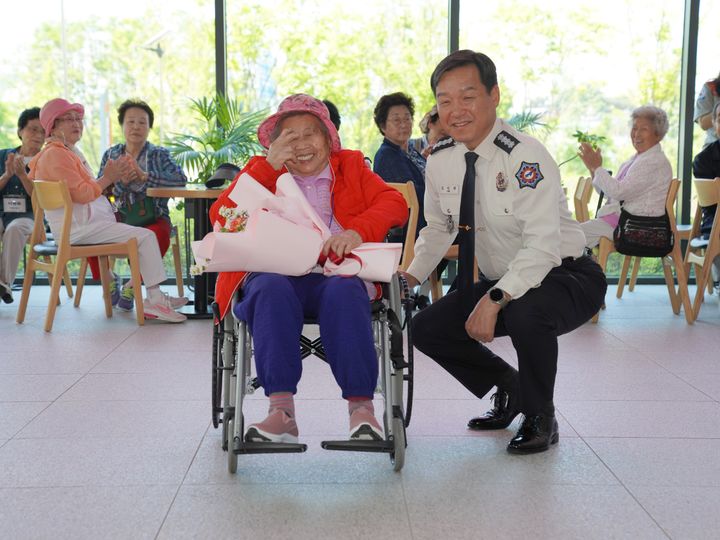 [수원=뉴시스] 경기도국민안전체험관을 찾은 100세 최고령 체험객 최옥녀씨(왼쪽). (사진=경기도소방재난본부 제공) 2024.5.15. photo@newsis.com *재판매 및 DB 금지