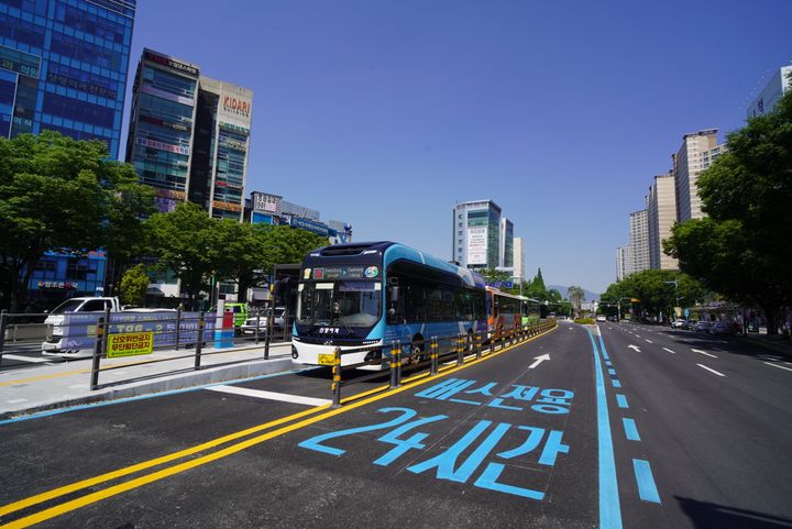 [창원=뉴시스] 15일 임시개통된 경남 창원시 원이대로 S-BRT(고급 간선급행버스체계). (사진=창원시청 제공). 2024.05.15. photo@newsis.com *재판매 및 DB 금지