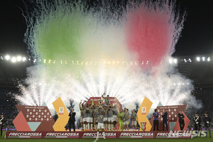 [로마=AP/뉴시스] 유벤투스 선수들이 15일(현지시각) 이탈리아 로마의 스타디오 올림피코에서 열린 2023-24시즌 코파 이탈리아(이탈리아컵) 정상에 올라 트로피를 들고 환호하고 있다. 유벤투스는 이날 결승전에서 아탈란타를 1-0으로 물리치고 3년 만에 정상을 탈환하며 15번째 우승하는 역대 최다 기록을 경신했다. 2024.05.16.