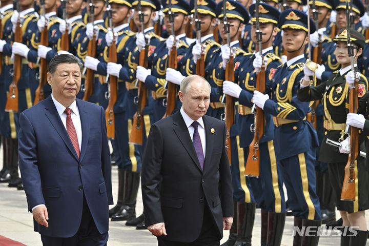 [베이징=AP/뉴시스] 블라디미르 푸틴(오른쪽) 러시아 대통령이 16일 중국 베이징에서 시진핑 중국 국가주석과 함께 중국 의장대를 사열하고 있다. 2024.05.16.