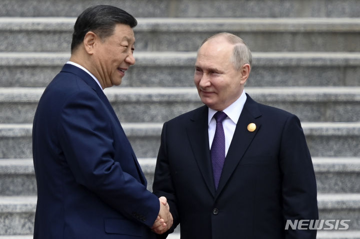 [베이징=AP/뉴시스] 블라디미르 푸틴(오른쪽) 러시아 대통령이 16일 중국 베이징에서 시진핑 중국 국가주석과 만나 악수하고 있다. 2024.05.16.