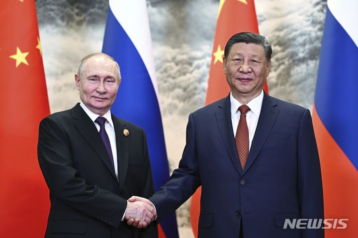 [베이징=AP/뉴시스] 블라디미르 푸틴(왼쪽) 러시아 대통령이 16일 중국 베이징에서 시진핑 중국 국가주석과 정상 회담에 앞서 악수하며 기념 촬영을 하고 있다. 2024.05.16.