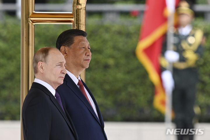[베이징=AP/뉴시스] 지난달 16일 중국 베이징에서 시진핑 중국 국가주석(오른쪽)과 블라디미르 푸틴 러시아 대통령(오른쪽)이 공식 환영식에 참석하고 있다. 2024.6.20.