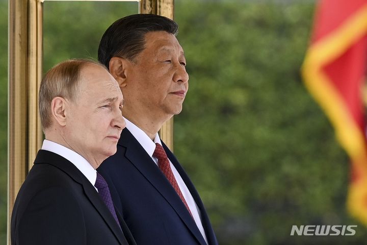 [베이징=AP/뉴시스] 블라디미르 푸틴(왼쪽) 러시아 대통령이 16일 시진핑 중국 국가주석과 함께 중국 베이징에서 열린 공식 환영식에 참석하고 있다. 2024.05.16.