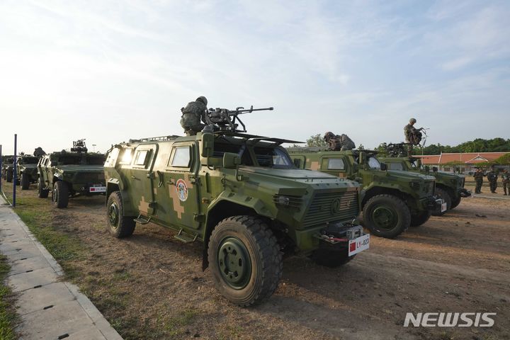 [AP/뉴시스] 16일 캄보디아 수도 북쪽의 캄퐁 츠낭주 마을에서 합동훈련에 참가하는 중국 군인들이 장갑차에 무기를 준비하고 있다