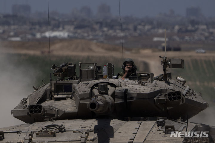 [가자지구=AP/뉴시스] 16일(현지시각) 이스라엘군 전차가 가자지구를 향해 이동하고 있다. 2024.05.17.