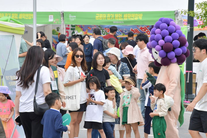 [담양=뉴시스] 송창헌 기자 = '대숲처럼, 초록처럼'을 주제로 지난 11일부터 닷새 동안 열린 제23회 담양 대나무축제가 65만 인파가 방문하며 성황리에 15일 마무리됐다. (사진=담양군 제공) 2024.05.16 photo@newsis.com *재판매 및 DB 금지