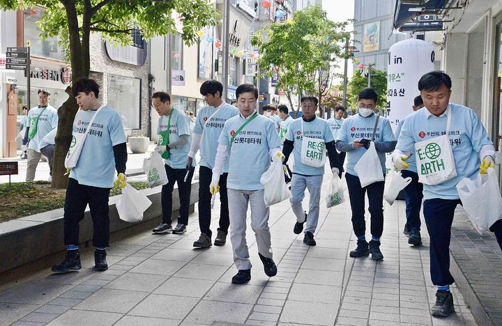 [부산=뉴시스] 부산롯데타워 현장 임직원 60여명은 16일 오전 부산 중구 광복동 유라리광장에서 출발해 용두산공원까지 걸으며 광복동 일대 거리 청소를 진행했다. (사진=롯데그룹 제공) *재판매 및 DB 금지