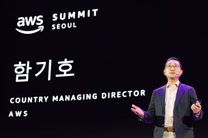 16일 서울 코엑스에서 열린 'AWS 서밋 서울 2024'의 기조연설자로 무대에 선 함기호 AWS코리아 대표이사. (사진=AWS코리아 제공) *재판매 및 DB 금지