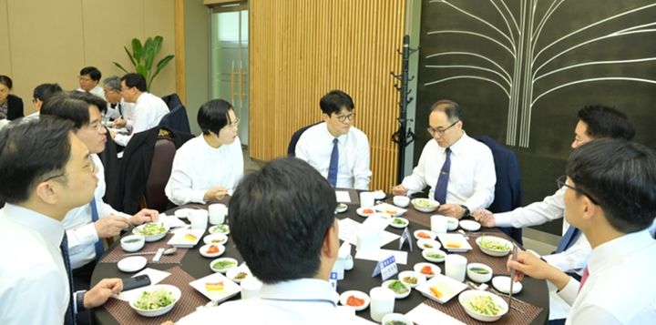 [서울=뉴시스] 신규 보임 및 전보된 검사장들과 오찬하는 이원석 검찰총장. (사진=대검찰청) 2024.05.16. *재판매 및 DB 금지