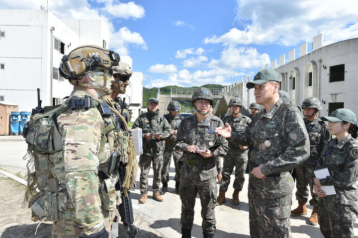 [서울=뉴시스] 김명수 합참의장이 한미 연합 과학화전투훈련에 참여하고 있는 한미 장병들을 격려하고 있다. (사진=합동참모본부 제공) 2024.05.16. photo@newsis.com *재판매 및 DB 금지