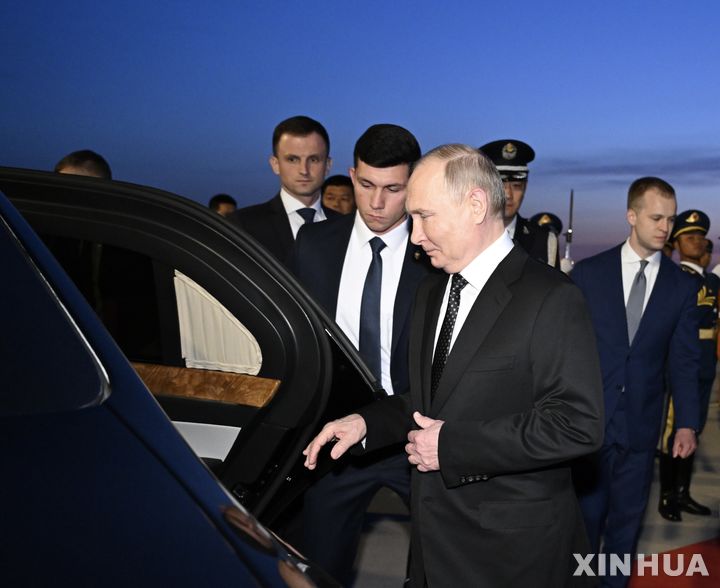 [베이징=신화/뉴시스] 중국을 국빈 방문한 블라디미르 푸틴 러시아 대통령이 16일 베이징에 도착해 차량에 탑승하고 있다. 2024.05.16.
