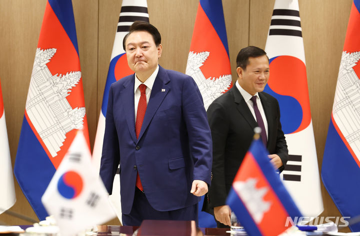 [서울=뉴시스] 전신 기자 = 윤석열 대통령과 훈 마넷 캄보디아 총리가 16일 서울 용산 대통령실 청사에서 열린 한·캄보디아 정상회담에 앞서 악수한 뒤 자리로 향하고 있다. 2024.05.16. photo1006@newsis.com