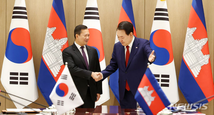 [서울=뉴시스] 전신 기자 = 윤석열 대통령이 16일 서울 용산 대통령실 청사에서 열린 한·캄보디아 정상회담에 앞서 훈 마넷 캄보디아 총리와 악수한 뒤 자리를 안내하고 있다. 2024.05.16. photo1006@newsis.com