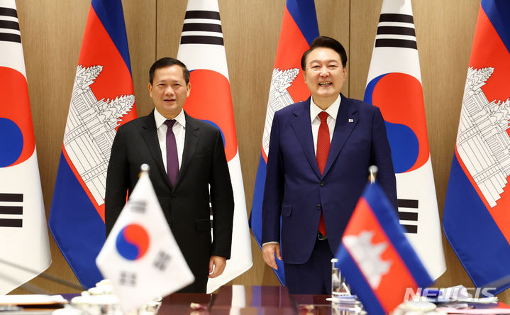 [서울=뉴시스] 전신 기자 = 윤석열 대통령과 훈 마넷 캄보디아 총리가 16일 서울 용산 대통령실 청사에서 열린 한·캄보디아 정상회담에 앞서 기념촬영하고 있다. 2024.05.16. photo1006@newsis.com