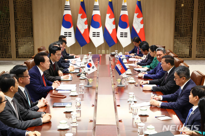 [서울=뉴시스] 전신 기자 = 윤석열 대통령과 훈 마넷 캄보디아 총리가 16일 서울 용산 대통령실 청사에서 열린 한·캄보디아 정상회담에 앞서 악수하고 있다. 2024.05.16. photo1006@newsis.com