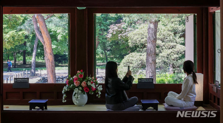 [서울=뉴시스] 김진아 기자 = 16일 서울 종로구 종묘 망묘루가 특별 개방되고 있다. 향대청 옆 망묘루 내부는 국가유산청 출범을 맞아 오는 17일부터 6월30일까지 특별 개방된다. 2024.05.16. bluesoda@newsis.com