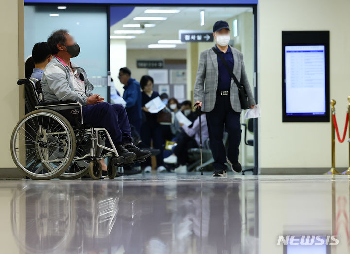 [서울=뉴시스] 김근수 기자 = 지난 16일 서울 시내의 대학병원에서 환자들이 진료를 기다리고 있는 모습. 2024.05.16. ks@newsis.com