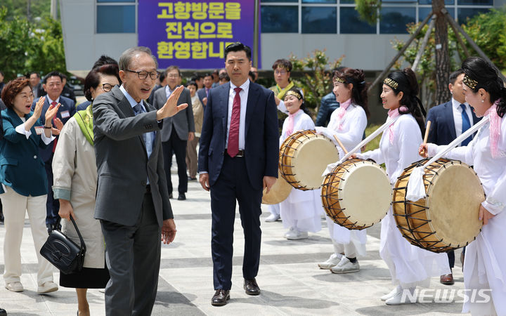 [포항=뉴시스] 이무열 기자 = 이명박 전 대통령과 김윤옥 여사가 16일 경북 포항시 북구 흥해읍 덕실마을을 방문해 주민들에게 인사하고 있다. 2024.05.16. lmy@newsis.com