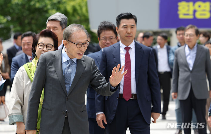 [포항=뉴시스] 이무열 기자 = 이명박 전 대통령과 김윤옥 여사가 16일 경북 포항시 북구 흥해읍 덕실마을을 방문해 주민들에게 인사하고 있다. 2024.05.16. lmy@newsis.com