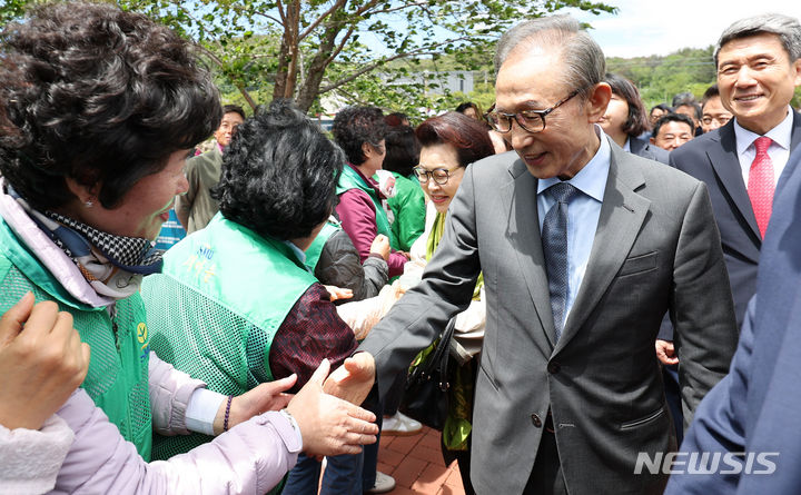 [포항=뉴시스] 이무열 기자 = 이명박 전 대통령과 김윤옥 여사가 16일 경북 포항시 북구 흥해읍 덕실마을을 방문해 주민들에게 인사하고 있다. 2024.05.16. lmy@newsis.com