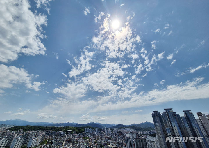 [전주=뉴시스] 김얼 기자 = 선선한 봄 날씨가 이어진 전날(16일) 전북 전주시 전북특별자치도청에서 바라본 하늘이 맑은 모습을 보이고 있다. 2024.05.16. pmkeul@newsis.com