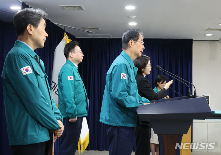 [서울=뉴시스] 김명원 기자 = 한덕수 국무총리가 16일 서울 종로구 정부서울청사에서 의대정원 증원 집행정지 항고심 등 의대정원 관련 대국민담화 발표를 하고 있다. 2024.05.16. kmx1105@newsis.com