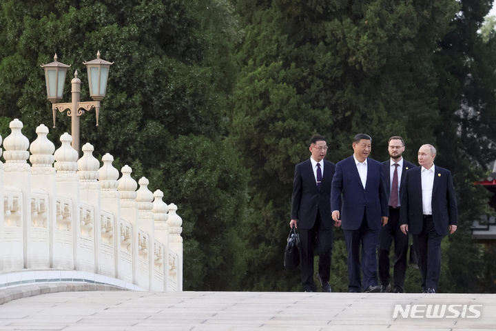 [베이징=AP/뉴시스] 시진핑(왼쪽 두 번째) 중국 국가주석과 블라디미르 푸틴(오른쪽) 러시아 대통령이 16일 중국 베이징 중난하이에서 산책을 하며 비공식 정상회담을 하고 있다. 2024.05.17.