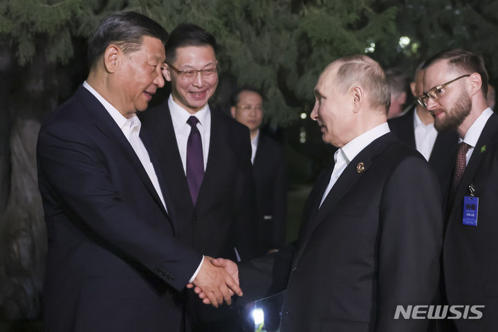 [베이징=AP/뉴시스] 3일(현지시각) 카자흐스탄의 수도 아스타나에서 상하이협력기구(SCO) 정상회의가 시작된 가운데, 블라디미르 푸틴 러시아 대통령과 시진핑 중국 국가주석이 한 달 반 만에 다시 만났다. 사진은 푸틴(오른쪽) 대통령과 시 주석이 지난 5월16일 중국 베이징 중난하이에서 비공식 정상회담을 마친 후 악수하는 모습. 2024.7.4