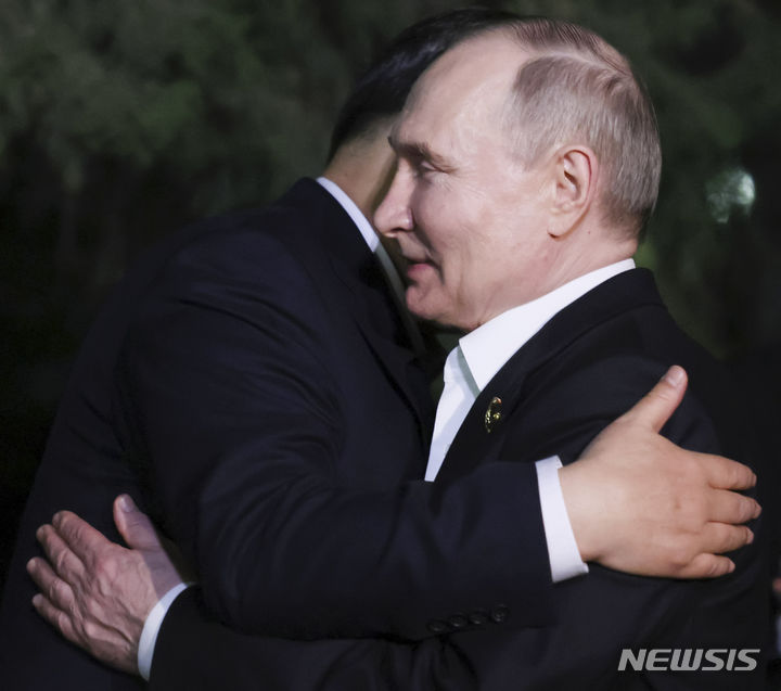 [베이징=AP/뉴시스] 블라디미르 푸틴(오른쪽) 러시아 대통령과 시진핑 중국 국가주석이 16일 중국 베이징 중난하이에서 비공식 정상회담을 마친 후 포옹하고 있다. 2024.05.17.