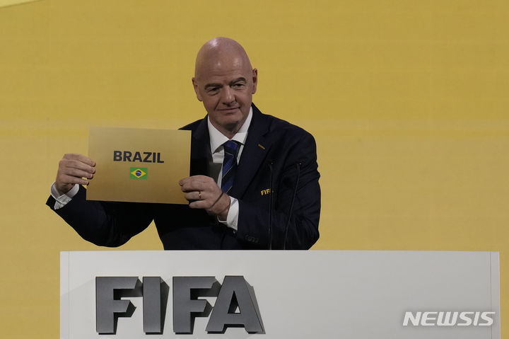 [방콕=AP/뉴시스] 국제축구연맹(FIFA)이 차차기 여자월드컵 참가국 수를 32개국에서 48개국으로 늘리겠다고 9일(현지 시간) 밝혔다. 사진은 잔니 인판티노 FIFA 회장이 지난해 5월17일 태국 방콕에서 열린 '2024 FIFA 총회'에서 2027 여자 월드컵 개최지로 브라질이 선정됐다고 발표하는 모습. 2024.05.17.
