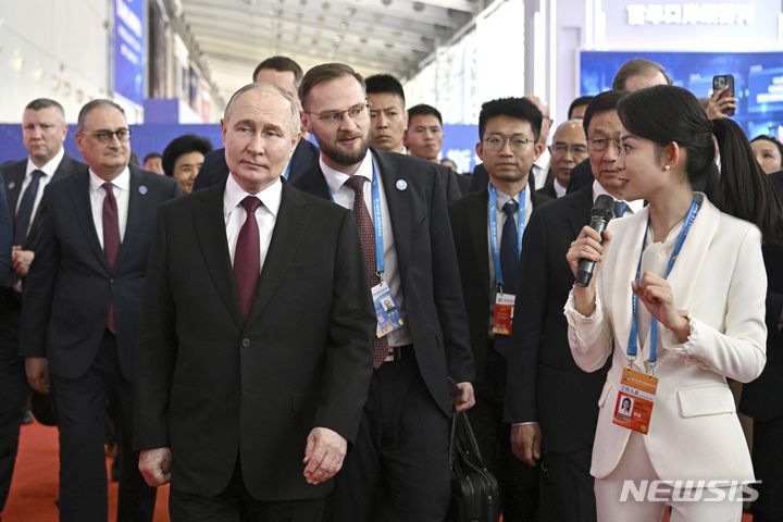 [하얼빈=AP/뉴시스] 블라디미르 푸틴(왼쪽) 러시아 대통령이 17일(현지시각) 중국 헤이룽장성 하얼빈에서 개막한 러시아-중국 엑스포를 관람하고 있다. 2024.05.17.